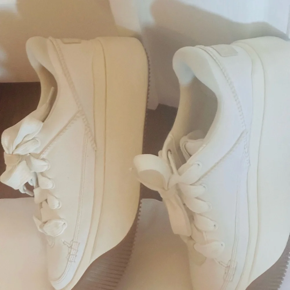 Ugg Women’s EX Duzzit Essential lace up platorm sneakers in white. 10